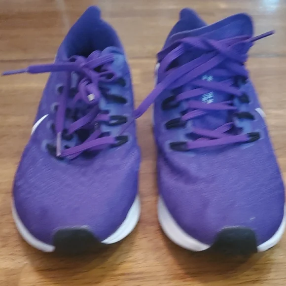 Nike Purple and White Athletic Shoes for Performance - Picture 2 of 7